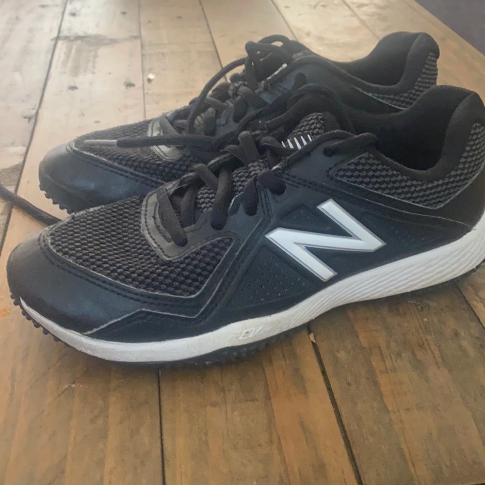 Kids black baseball cleats size 3.5